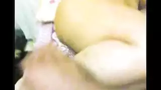 فتاة شفاهها ممتلئة في فعل إباحي صريح