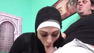 فتاة عربية محجبة تُكشف في مشهد إباحي صريح