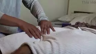 عملية يدوية مكثفة وجنس وجهاً لوجه يجعلني أصرخ من المتعة