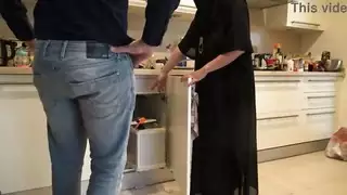 جنس شرجي لزوجة مسلمة مع سباك بريطاني – ممارسة جنسية قاسية في المطبخ