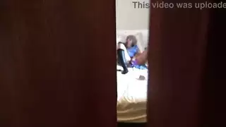 زوجة الأب المسلم تفرك بظرها بينما ابن الزوج يتلصص
