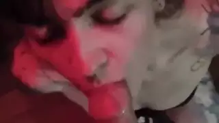 مراهقة تدفع لها مقابل جلسة لسان و مص مكثفة