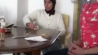 عائلة المحرمات: جدة تركية غريبة تحصل على زيارة من ربيبها في اسطنبول