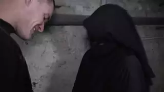 امرأة في النقاب تمتص قضيب غريب ضيق