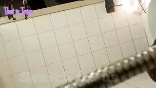 أوجي تحت الدش الخارجي: عاهرات بالجلود وجنس صعب