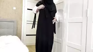 زوجة الأب العربية المثيرة تمص القضيب وهي ترتدي جوارب مثيرة