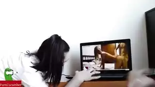 الزوج يضاجع زوجته المكنة في غرفة الكمبيوتر ويركب كسها من الخلف ساخن جدا
