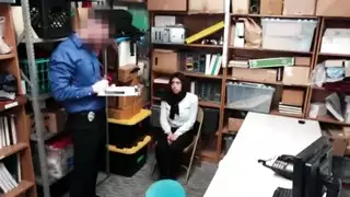 رجال الشرطة ينيكون بنات جامحات تحت التحقيق