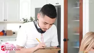 مساعدة أمي في كل شيء تتحول إلى متعة عائلية جنسية صريحة