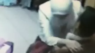 تسجيل سري: موظفة محجبة تأخذ قضيبًا خلف المنضدة