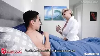 امرأة ناضجة تعلم فنون الجنس المترجمة الصريحة