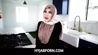 محاولة فاشلة لضرب الفتاة العربية المحجبة