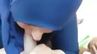 محجبة وقحة تبتلع زب كبير وتنفجر ضحكاً