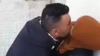 التقطت الكاميرا الخفية امرأة في الحجاب امتص صديق في الشارع