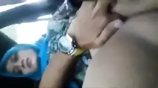 المعلم بالإصبع كس في السيارة