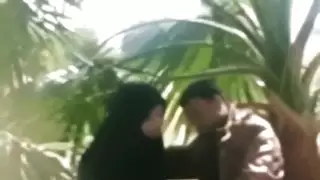 الطالبة المشاغبة تأخذ قضيبين في فمها داخل المدرسة
