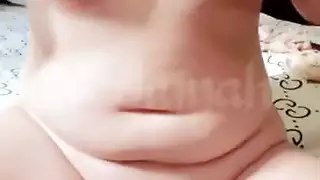 هواة عربية مكتنزة تخلع ملابسها بالكامل، تظهر ثدييها الكبيرين الطبيعيين وشعر العانة