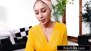 علبة جماعية صعبة مع مراهقة محجبة ناشزة