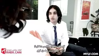 العاهرة الناضجة تترجم أناتها بينما تخضع لقذف مزدوج