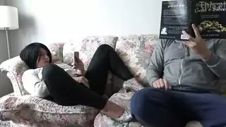 زوجة الأب الإباحية تحك بظرها يائسةً لجذب انتباه الابن الزوجي المهووس