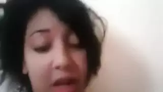 مراهقة مغربية مثيرة تطلق شريط بورن صريح لحبيبها العربي