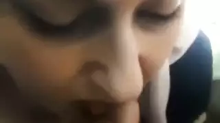 زوجة محجبة تبلع الزب في السيارة حتى تملأ حلقها بالمني