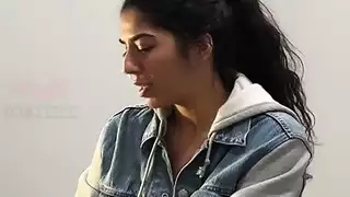 الفتاة الخجولة تحصل على الوظيفة بعد جلسة إكس إكس إكس على مكتب المنتج