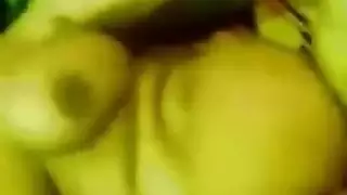 عاهرة كبيرة الصدر الطبيعية تُضرب بقوة لأجل المال