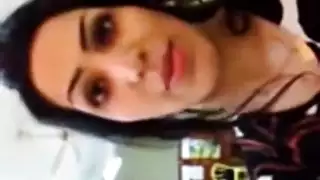 رانيا تُمَازِح بكسيها المُهَشَّم لرجلها
