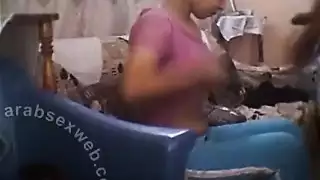 مراهقة عربية نحيلة تشارك في علاقة جنسية جماعية إباحية