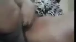 عاهرة في حجاب تئن بينما يمط القضيب الصلب كسها الصغير