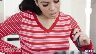 عاهرة ناضجة تتوسل لممارسة جنس ثلاثي خشن