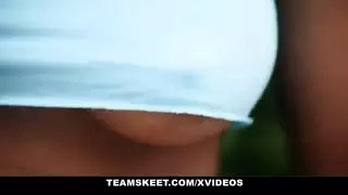 نجمة سمراء ذات ثدي مُعزز ضخم في جماع إباحي مكثف