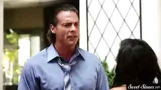 يتم تدمير مدخلها الخلفي في الفيلم
