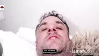 دسار صغير يملأ مهبلها المحلوق في بورن صريح