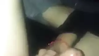 فتاة إبوني تقدم مصًا مكثفًا لصديقين