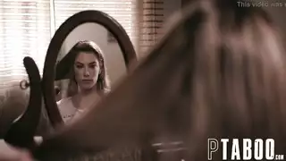 ملكة المص العميق تأخذه كله على حافة السرير