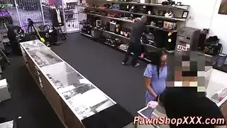لاتينا بفرج محلوق تظهر بجينز ضيق