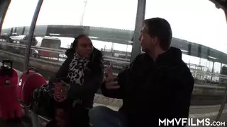 العودة إلى المنزل تتحول إلى خيال جنسي جماعي قاس