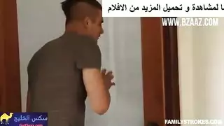تنزل ابنها بقوة
