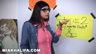 صديقة تحصل على جلسة تدريب عملية على استخدام اللسان والحلق