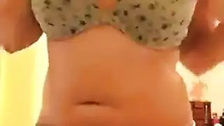 أفلام إباحية صريحة: نجمتان تتعبدان لقضيب جوني الصلب