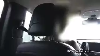 سائق شاب ثمل يلبي احتياجات راكب مثار جنسياً