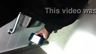 رجل عادي يُهيمن عليه في فيلم مثلي علني