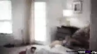 زوج الام يدخل على بنتها وهي عاريه