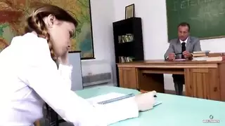تنجذب الى ابنها مترجم
