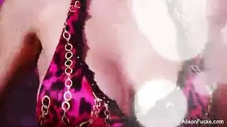 شاب يطقفش بزاز اجمل فتات