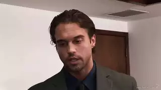 تتجول بمنزل مكشوفة