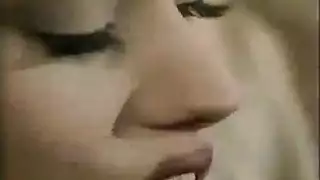 تشارلي تمارس الجنس الشرجي على المسرح مع جمهور من كبار الشخصيات