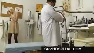 عاهرة شقراء تبلغ ذروتها بقوة من هزاز على بظرها